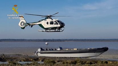Helicóptero de la Guardia Civil sobre una embarcación incautada tras una operación contra el narcotráfico en Cádiz, por donde se introducía hachís usando también el río Guadalquivir.