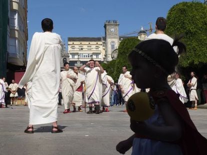 Un grupo de lucenses vestidos de romano en la primera sesión, ayer, del Arde Lucus.