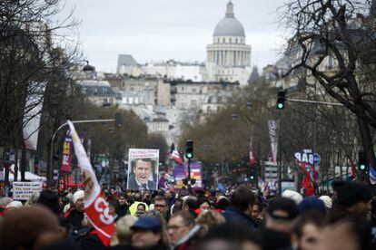 Los parisinos se unen a la manifestación contra la reforma del sistema de pensiones prevista por el gobierno francés, este martes 31 de enero en la capital francesa.

