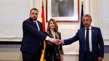 Los presidentes de Asturias y Cantabria, Adrián Barbón y Miguel Ángel Revilla, junto a la la ministra de Transportes, Movilidad y Agenda Urbana, Raquel Sánchez.