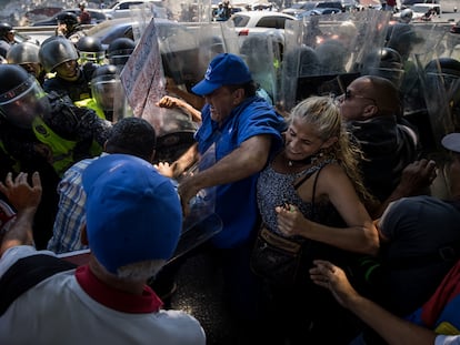 Manifestantes se enfrentan a policías durante una protesta en la que piden mejoras salariales, en Caracas.