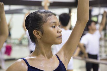 Celine Astrologo, de 14 años, estira el cuello profesionalmente durante las lecciones de ballet. Su familia la abandonó a los 7 años, cuando ingresó en la Fundación Tuloy para convertirse entonces en la benjamina de los bailarines huérfanos.