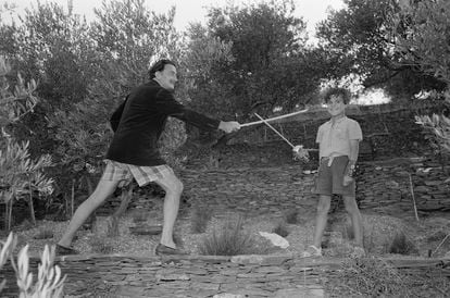 Dalí y Joan juegan a espadachines en el olivar de Portlligat, 1951, en una imagen de Ricard Sans.