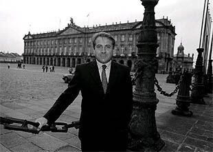 José Cuiña posa ante el palacio de Raxoi en Santiago de Compostela.