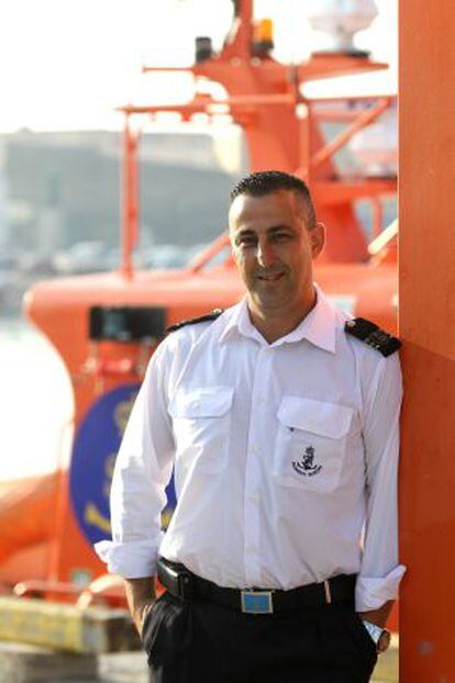 Israel Díaz es el patrón de la embarcación 'Salvamar Alkaid' de Tarifa.