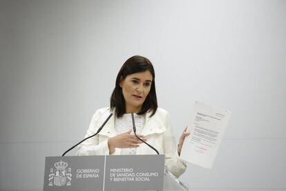 La ministra de Sanidad, Carmen Montón, eneña un documento relacionado con su máster bajo sospecha.