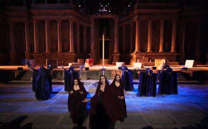 Representación de la obra 'Edipo Rey', durante el festival Internacional de Teatro Cláscio de Mérida 2014, en la provincia de Badajoz.