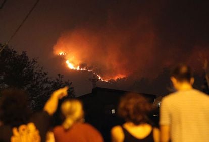 Un front de flames sobre la parròquia de Valadares, a Vigo, on crema un dels disset incendis que romanen actius, amb una situació de risc real per a la població en onze punts repartits entre les províncies de Lugo, Ourense i Pontevedra.