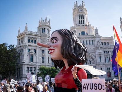 Una cabezuda con la cara de Ayuso, en la manifestación por la sanidad pública el pasado domingo en Madrid.