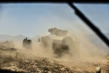 Una patrulla del Ejército libanés en la frontera libanesa con Siria desde la ventanilla de un Humvee.