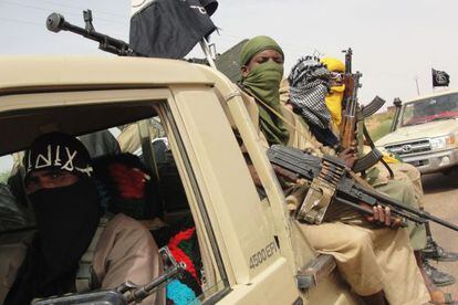 Milicianos malienses frente al aeropuerto de Kidal, al norte de Malí.