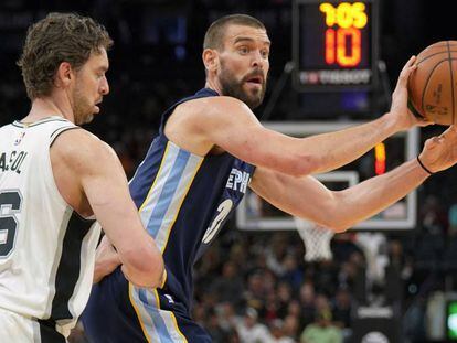Pau defiende a su hermano Marc en el Spurs-Grizzlies.