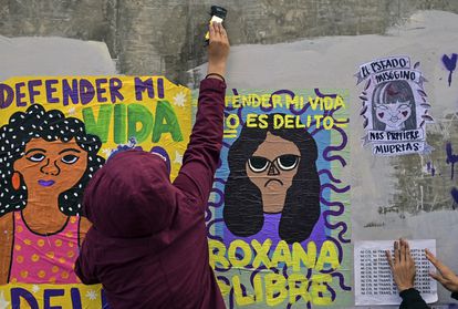 Un grupo de mujeres participan en una protesta a favor de la libertad de Roxana Ruiz en Ciudad de México.