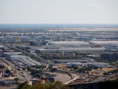 La Zona Franca fotografiada este viernes desde la montana de Montjuic. Barcelona.