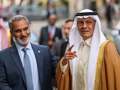 Haitham al-Ghais, secretario general de la OPEP (izquierda), y Abdulaziz Bin Salmán, ministro de Energía saudí.