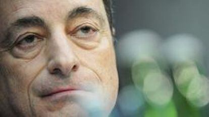 DAN12 FR&Aacute;NCFORT (ALEMANIA) 07/11/2013.- El presidente del Banco Central Europeo (BCE), Mario Draghi, ofrece una rueda de prensa en Fr&aacute;ncfort (Alemania), hoy, jueves 7 de noviembre de 2013. Draghi consider&oacute; hoy que la bajada de los tipos de inter&eacute;s contribuir&aacute; a impulsar el cr&eacute;dito para las empresas y los hogares de la zona del euro. EFE/Daniel Reinhardt