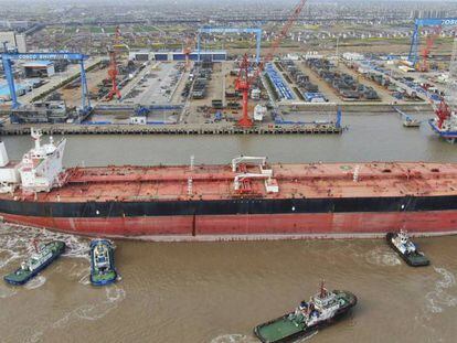 Un carguero de petróleo en un astillero en el río Yangtze. 
