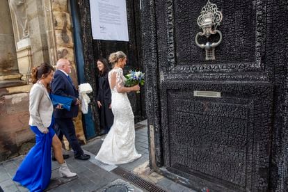 Una novia pasó este viernes por la puerta carbonizada del Ayuntamiento de Burdeos. 