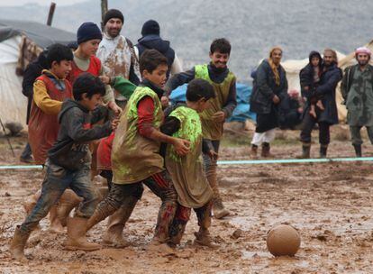 Un grupo de niños refugiados juega un partido de fútbol organizado por activistas locales en un campo para desplazados en la localidad de Sarmada, situada en Idlib (Siria).