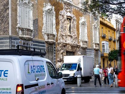 La fachada del Museo del Palacio del Marqués de Dos Aguas, declarada bien de interés cultural, soporta cada día el paso de tráfico pesado.