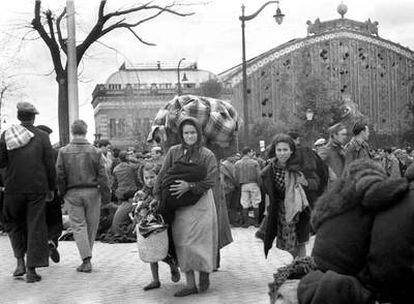 Una familia campesina, en las inmediaciones de la estación madrileña de Atocha al fin de la Guerra Civil.