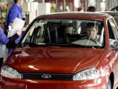 Trabajadores en una fábrica de Lada en Tolyatti, Rusia.