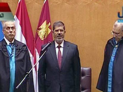 Mohamed Morsi jura el cargo en el Tribunal Constitucional.