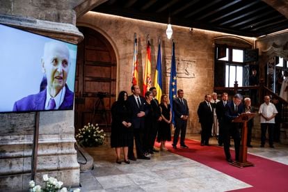 El presidente de la Generalitat valenciana, Ximo Puig interviene junto a otras autoridades y familiares en la capilla ardiente del científico valenciano Santiago Grisolía, instalada el viernes en el Palau de la Generalitat.
