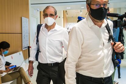 El etarra Josu Ternera (izquierda), a su llegada al Palacio de Justicia de París, el pasado 15 de junio.
