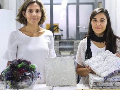 Mar&iacute;a del Mar Barbero (derecha) y Mar&iacute;a &Aacute;ngeles Navacerrada, muestran el nuevo aislante en la Escuela T&eacute;cnica Superior de Arquitectura de la UPM.