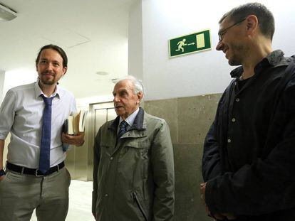 Pablo Iglesias, el fil&oacute;sofo italiano Mario Tronti y Juan Carlos Monedero en el Congreso de los Diputados.
