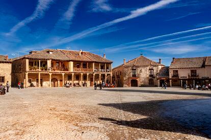 Plaza Mayor de la villa medieval amurallada de Pedraza, en la vertiente norte de la sierra de Guadarrama.