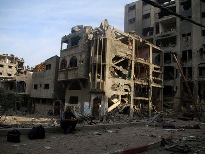 Un ciudadano palestino inspecciona lo que queda de su casa tras un bombardeo en el norte de Gaza.
