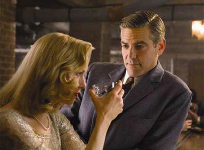 Renée Zellweger y George Clooney, en un fotograma de <i>Ella es el partido.</i>