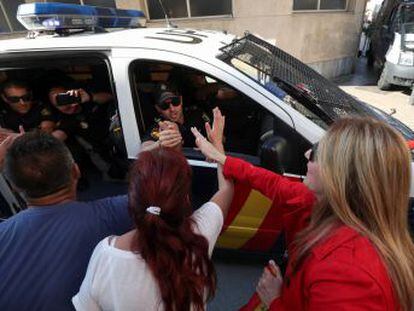 Dirigentes locales llaman a la calma a vecinos y policías, preocupados por la escalada de tensión