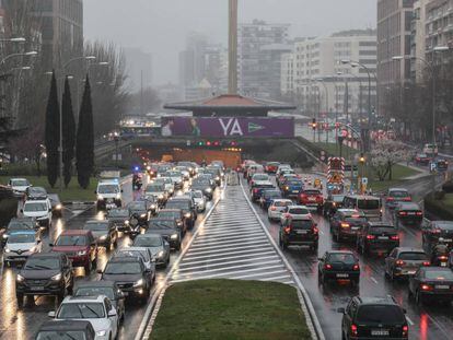 Atasco en el paseo de la Castellana a su paso por el tunel de Plaza de Castilla.