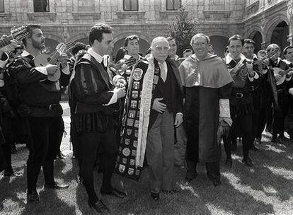 Ayala, con capa de tuno, tras recibir el Premio Cervantes en 1992.