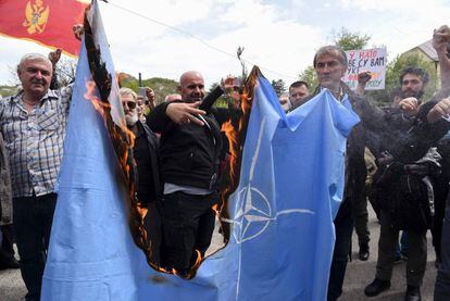 Manifestantes queman una bandera de la OTAN, el viernes pasado