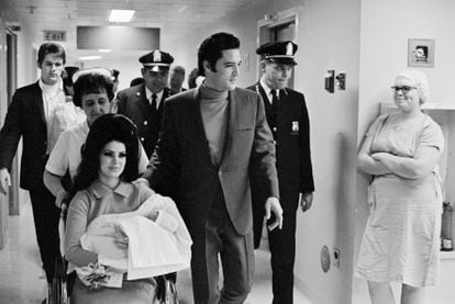 Lisa Marie Presley, nacida en Memphis (Estado de Tennessee) el 1 de febrero de 1968, ha muerto este jueves a los 54 años en Los Ángeles tras sufrir un paro cardiaco. En la fotografía, la hija única de Elvis y Priscilla Presley, en el momento de abandonar el hospital donde nació, en brazos de su madre.