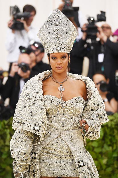 Era una de las más esperadas de la noche y con razón: Rihanna, portada del último número de la edición estadounidense de Vogue y anfitriona de la gala, apareció por la alfombra roja vestida como una Papisa.