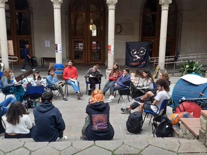 Asamblea del movimiento ecologista juvenil 'EndFossil Barcelona' ocupando el claustro de la UB el 3 de noviembre.