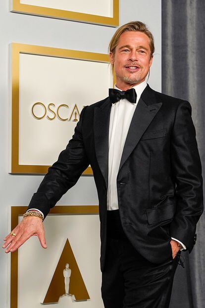Brad Pitt, que le entregó el Oscar a Yuh-Jung Youn, acudió vestido de Brioni, firma de la que es imagen, y con unas llamativas pulseras.