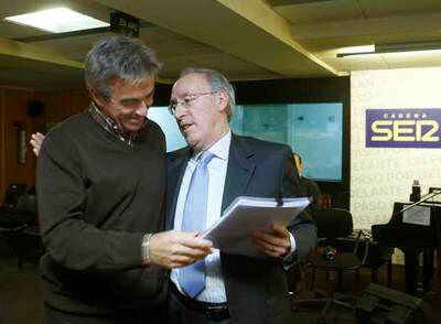 Manuel Pizarro (derecha) junto al periodista de la cadena SER Carles Francino.