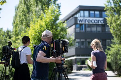 Varios periodistas en el exterior de la sede central de Wirecard en Aschheim (alrededores de Múnich), este miércoles.