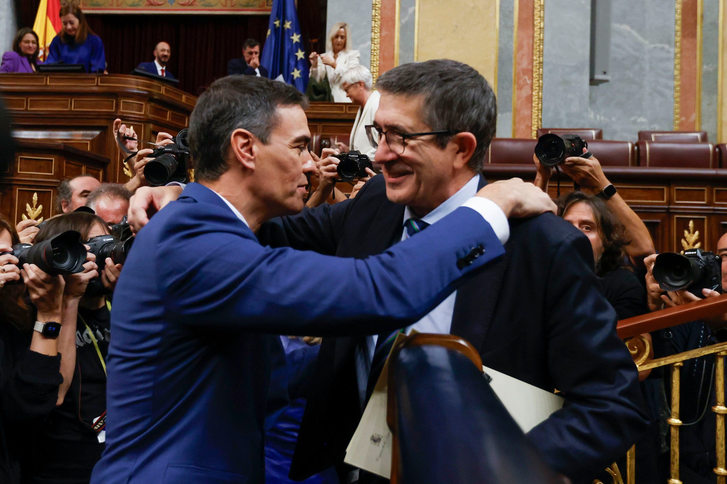 Pedro Sánchez, reelegido presidente del Gobierno por mayoría absoluta este jueves en el Congreso recibe la felicitación de Patxi López. 