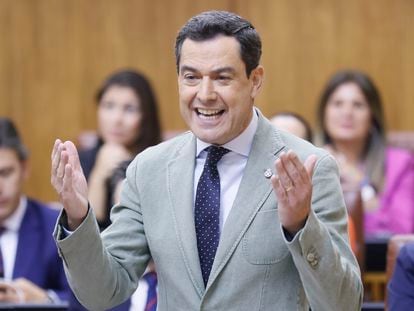 El presidente de la Junta, Juan Manuel Moreno, durante su intervención este jueves en la sesión de control al Ejecutivo autonómico en el pleno del Parlamento andaluz.
