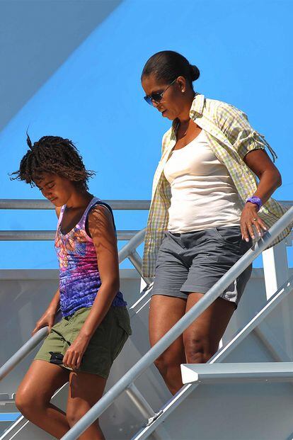 "¿Se imaginan a Laura Bush o a Patricia Nixon en shorts?", escribía la edición estadounidense de The Huffington Post tras avistar a Michelle Obama descendiendo de un avión en pantalones cortos. "Sin duda, Michelle tiene unas piernas preciosas, pero, ¿es apropiado que en su papel [de Primera Dama] las haga ver tanto?", añadían. La web incluso abrió una encuesta para que sus lectores opinaran al respecto.