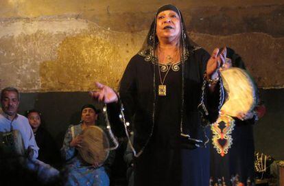 La cantante egipcia de m&uacute;sica Zar Um Saleh, durante una actuaci&oacute;n en la sala Makan de El Cairo.
