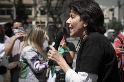 Ana Cristina González, pionera del movimiento Causa Justa por el aborto, durante un evento frente a la Corte Constitucional, en Bogotá.