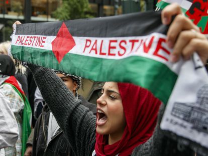 Una manifestante a favor de palestina protesta en Nueva York